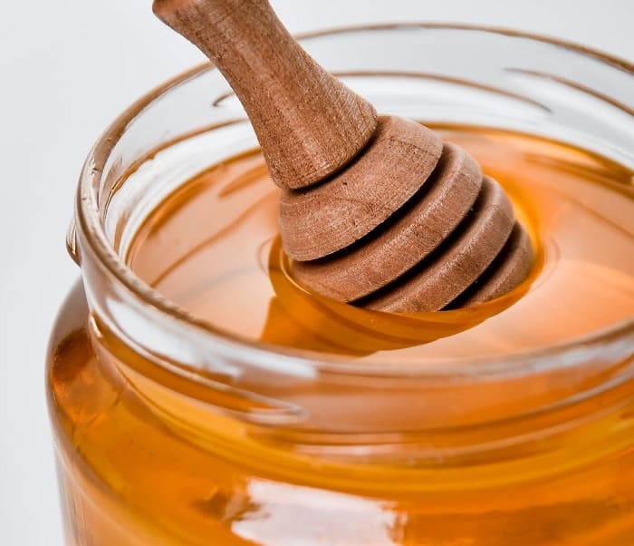 beneficios de la miel con agua tibia en ayunas