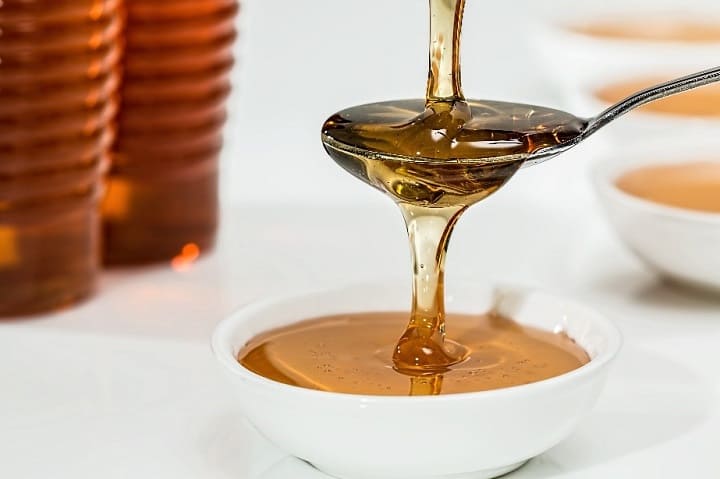 Beneficios de la miel por la noche
