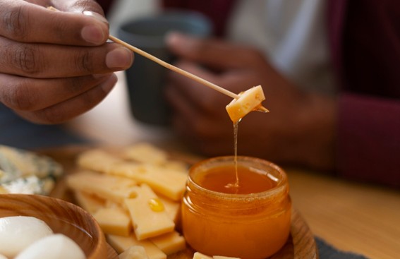 Combinación de sabores queso y miel