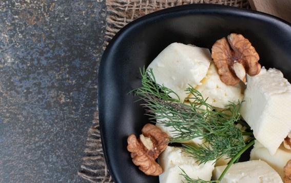 Ensalada templada de queso de cabra, nueces y vinagreta de miel