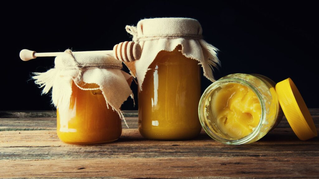 Envases de miel natural con su cuchara para servir