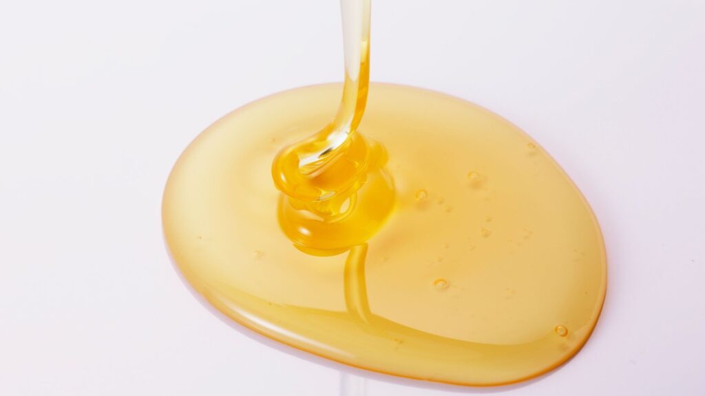 Miel liquida sobre un fondo blanco